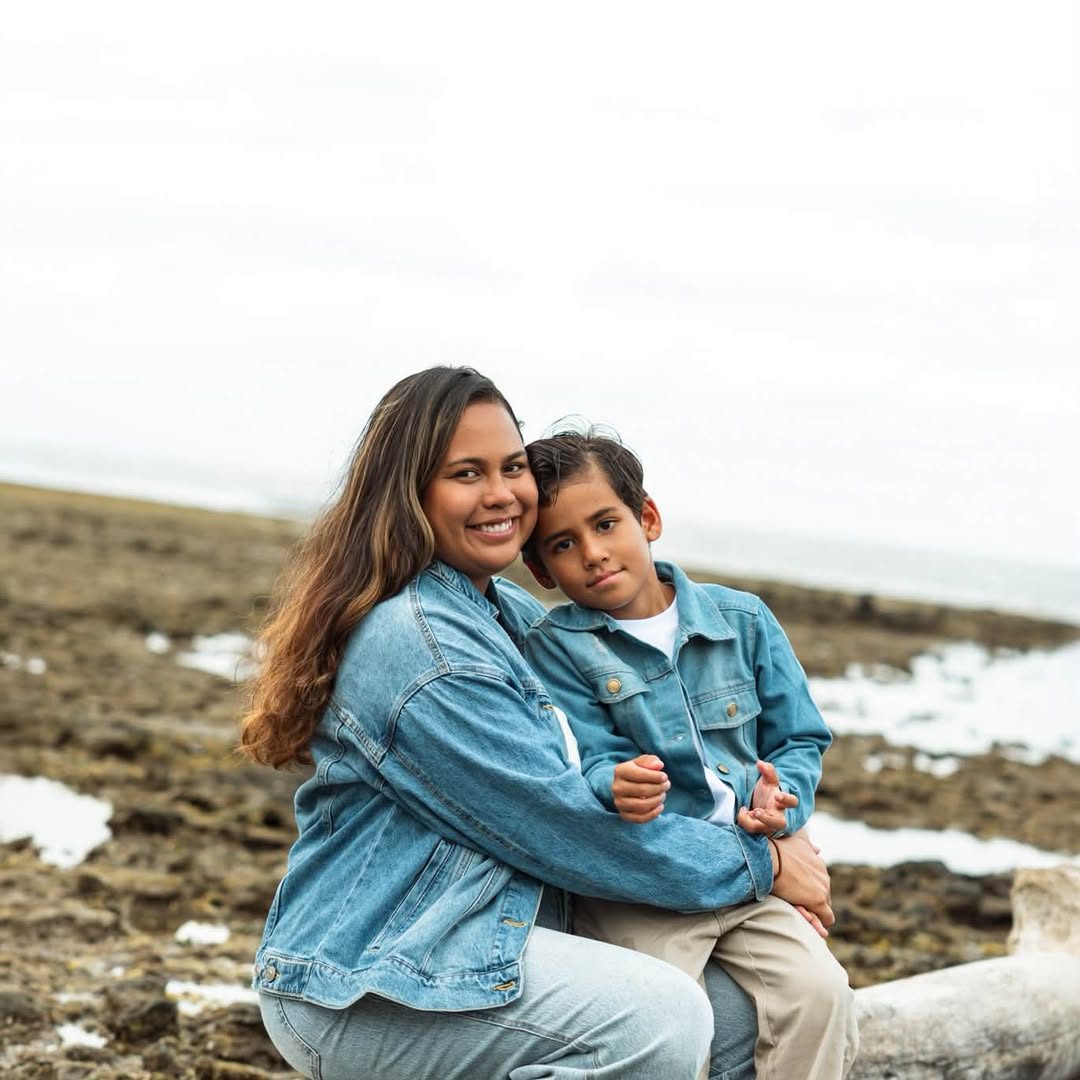 Une maman et son fils en veste en jean, assis sur le platier